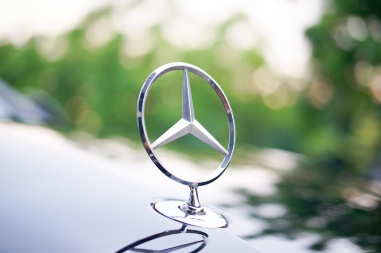 mercedes-benz-2692776_1920-2152061290